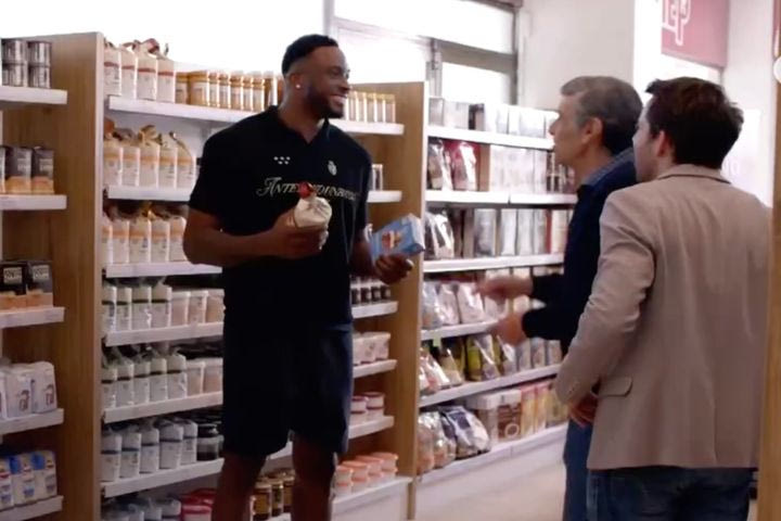 Ο Θανάσης Αντετοκούνμπο σε ρόλο ηθοποιού: Η εμφάνισή του σε κωμική σειρά και ο ενθουσιασμός του Γιάννη